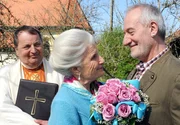 ARD STURM DER LIEBE FOLGE 1324, am Montag um 15:10 Uhr im ERSTEN. Hochzeit: K&auml;the (Luise Deschauer, M.) und Gustl (Sepp Schauer, r.) geben sich das "Ja-Wort" (mit Komparse).