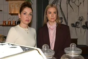 Jessica (Nina Ensmann, r.) erz&auml;hlt Nina (Maria Wedig), dass sie eventuell nach London ziehen m&ouml;chte.