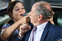Lynda (Laure Calamy) bedroht Monsieur Suzy (Olivier Broche) mit seiner eigenen Schreckschusspistole.