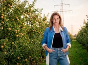 Beke Rieper (Felicitas Woll) immer auf der Suche nach einem Artikel f&uuml;r die Altl&auml;nder Zeitung.