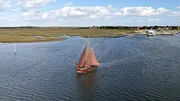 Eine sanft geschwungene Sandbank mit viel Gr&uuml;n und einem malerischen Inseldorf-Dorf: Spiekeroog, mitten im nieders&auml;chsischen Wattenmeer.