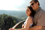 ARD TIER&Auml;RZTIN DR. MERTENS III. Staffel mit 13 neuen Folgen, Folge 40, "Der Mann mit dem Papagei". Nach &uuml;berstandener Krankheit genie&szlig;t Tier&auml;rztin Dr. Susanne Mertens (Elisabeth Lanz, l.) harmonische Tage im Elbsandsteingebirge mit ihrem Lebensgef&auml;hrten Dr. Christoph Lentz (Sven Martinek, r.).