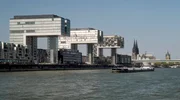 Mit dem Binnenschiff vorbei an den Kranh&auml;usern in K&ouml;ln.