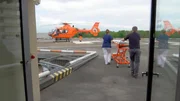 Jede Minute z&auml;hlt: Eine schwerverletzte Patientin wird zum Rettungshubschrauber gebracht und in die BGU Frankfurt geflogen.