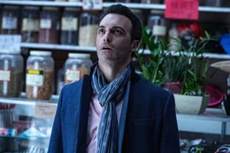 Dan (Reid Scott) erkennt, dass sich Venom im K&ouml;rper einer Ladenbesitzerin versteckt hat.