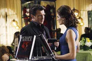 Kate Beckett (Stana Katic, r.) will von Richard Castle (Nathan Fillion, l.) wissen, ob er das verlockende Angebot seiner Agentin angenommen hat.