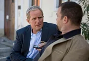 Thomas Stickler (Harald Krassnitzer, l.) wird von Clemes Hoflehner (J&uuml;rgen Maurer, r.) f&uuml;r eine Weinzeitschrift interviewt.