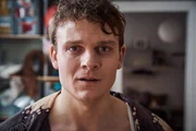 Oliver Kn&ouml;bel (Johannes Hegemann) macht sich Sorgen, dass er sich mit HIV angesteckt haben k&ouml;nnte.