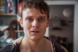 Oliver Kn&ouml;bel (Johannes Hegemann) macht sich Sorgen, dass er sich mit HIV angesteckt haben k&ouml;nnte.