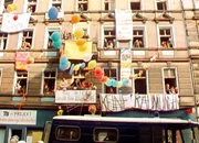 Das Jahr 1981 - der H&auml;userkampf in West-Berlin ist auf dem H&ouml;hepunkt und fordert einen Toten; Richard von Weizs&auml;cker wird neuer Regierender B&uuml;rgermeister und im Osten der Stadt er&ouml;ffnet das Erholungszentrum SEZ. Eine Berlin-Chronik von 1961 bis 1999. Foto: H&auml;userkampf in West-Berlin auf dem H&ouml;hepunkt.