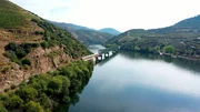 Unterwegs mit dem Zug auf der Linha do Douro.