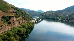 Unterwegs mit dem Zug auf der Linha do Douro.