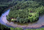 Sie ist kein Flie&szlig;gew&auml;sser wie jedes andere. Die Wupper ist ein Fluss der Rekorde. Sie galt einmal als der "flei&szlig;igste Fluss Deutschlands". Unz&auml;hlige Handwerks- und Industriebetriebe versorgte sie mit der Energie ihrer Str&ouml;mung. Bald stand sie auch im Ruf, der "schmutzigste Fluss" Deutschlands zu sein. Noch vor wenigen Jahrzehnten hie&szlig; die Diagnose: biologisch tot. Heute ist sie auferstanden und z&auml;hlt zu den erfolgreichsten, hoffnungsvollsten Renaturierungsprojekten bundesweit. Sie ist wieder die Lebensader des Bergischen Landes geworden mit ungeahnt artenreicher Flora und Fauna. Die Wupperschleife bei Wilhelmstal.