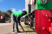 St. Clair ist einer der drei Lokf&uuml;hrer der St. Kitts Scenic Railway. Vor der ersten Fahrt am Tag checkt er sein Fahrzeug gr&uuml;ndlich durch.