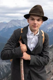 Paale Borgenheimer posiert f&uuml;r ein Foto als Hermann von Barth.