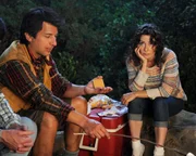 Mike und Frankie (Patricia Heaton, r.) &uuml;berreden ihre Kinder, sie auf einen Campingtrip zu begleiten. Dabei war ihr letzter Ausflug damals in ihren Flitterwochen geh&ouml;rig schief gegangen, nachdem Mikes fr&uuml;herer Schulkamerad Nicky Kohlbrenner (Ray Romano, l.) mitten hineingeplatzt war ...