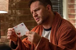 Post aus dem Knast: Eddie (Tom Hardy) hat eine Karte von Cletus erhalten, deren merkw&uuml;rdigen Inhalt er alleine nicht entschl&uuml;sseln kann.