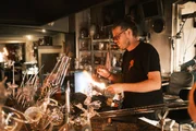 Glasbl&auml;ser Andreas Staudiger bei der Arbeit w&auml;hrend ServusTVs "Heimatleuchten Entdeckerviertel" in Burghausen in Deutschland.