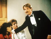 Cody Allen (Perry King, r.) setzt sich daf&uuml;r ein, da&szlig; Danielle (Molly Fontaine), die Tochter eines Mafiosos, ihren geliebten Million&auml;r Andy (Richard Lewis) heiraten kann.