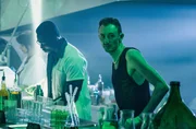 Chris Haffmeister (Jonas Stenzel, r.) ist nicht nur ein cooler Party-Macher, er hat auch Zugang zur Wohnungsb&ouml;rse und pflegt intime Kontakte zu einer Reihe von Studentinnen. Am Ende der Partynacht ist Chris tot.