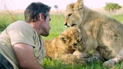 November 2014, Kevin Richardson, der _L&ouml;wenfl&uuml;sterer_, beobachtet die beiden 5 Monate alten Jungtiere beim Spielen. Die Verwendung des sendungsbezogenen Materials ist nur mit dem Hinweis und Verlinkung auf TVNOW gestattet.