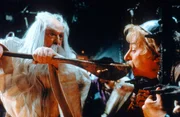 Zu einer Zeit, als Doping noch erlaubt war: Miraculix (Claude Pieplu) wei&szlig;, was Asterix (Christian Clavier) braucht, um den R&ouml;mern eins auf die Moppe zu hauen.