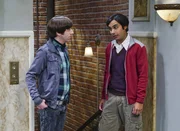 Simon Helberg als Howard Wolowitz (l.) und Kunal Nayyar als Rajesh Koothrappali (r.).