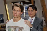 Gerner (Wolfgang Bahro, re.) kann seine Machtlosigkeit kaum noch ertragen, als er sieht, wie schlecht es Dominik (Raul Richter) wieder geht.