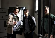ARD STURM DER LIEBE FOLGE 1334, am Dienstag um 15:10 Uhr im ERSTEN. Pachmeyer (Alois Pachmeyer, l.) &uuml;berbringt Robert (Lorenzo Patan&eacute;, M., mit Komparse, r.) die freudige Nachricht, dass er auf Kaution frei ist.