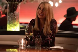 Anne (Michelle Williams) trifft sich mit Ex-Freund Eddie, um ihm zu erz&auml;hlen, dass sie sich verlobt hat.