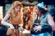 Eine Frau zum Niederknien: F&uuml;r Falballa (Laetitia Casta) w&uuml;rde Obelix (Gerard Depardieu) so manches Wildschwein stehen lassen und sich verst&auml;rkt dem Hinkelstein-Workout widmen.