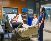 (v.li.): Kim Shaw (Zoe), David Del Rio (Ben), Antonia Thomas (Dr. Claire Browne), Christina Chang (Dr. Audrey Lim).