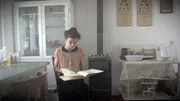 Junge Frau liest ein Buch Junge Frau liest ein Buch