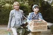 Beim Einzug in die Seniorenresidenz hat Irene (Uschi Glas) Unterst&uuml;tzung von ihrem durchaus skeptischen Enkel Momo (Fino Murteira Dayekh).