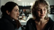 Erzieherin Kathleen (Franziska Hartmann, l.) spricht ihrer verzweifelten Kollegin Nina Rahn (Luise von Finckh) Mut zu.