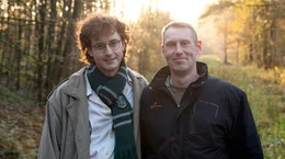 Joe (li, 25) ist nonbin&auml;r und lebt nur noch wegen der Beziehung zu Hendrik (re) auf dem Land. Joe hat in der Schulzeit jahrelanges Mobbing erlebt und sp&uuml;rt die Folgen noch heute.