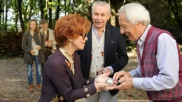 ARD Degeto ENDLICH GARDASEE!, "", am Samstag (13.10.18) um 20:15 Uhr und um 01:35 Uhr im ERSTEN. Lotti (Cornelia Froboess) am&uuml;siert sich beim Boule spielen mit anderen G&auml;sten, w&auml;hrend ihr Eva (Julia Nachtmann)  Heinz (Willem Menne) &uuml;berrascht zuschauen. &copy; ARD Degeto/Hans Joachim Pfeiffer, honorarfrei - Verwendung gem&auml;&szlig; der AGB im engen inhaltlichen, redaktionellen Zusammenhang mit genannter Degeto-Sendung und bei Nennung "Bild: ARD Degeto/Hans Joachim Pfeiffer" (S2+). ARD Degeto/Programmplanung und Presse, Tel: 069/1509-335, degeto-presse@degeto.de