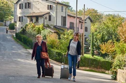 Andrea (Anja Kling) und Helga (Christine Schorn, li.) stranden in der italienischen Provinz.