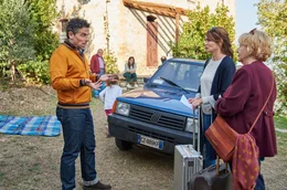 Eine Odyssee durch Italien: Andrea (Anja Kling) und Helga (Christine Schorn, re.) brauchen unterwegs die Hilfe von Roberto (Roberto Guerra).