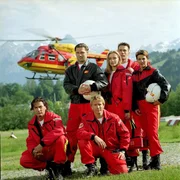Die Medicopter-Crew (v.li.hockend): Rainer Grenkowitz, Serge Falck, (stehend v.li.:) Manfred St&uuml;cklschwaiger, Roswitha Meyer, Wolfgang Krewe und Sabine Petzl.