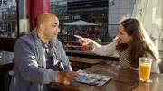 Mira Hutto um Gespr&auml;ch mit ihrem Halbbruder Jack Hutto