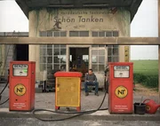 Aus der Stadt aufs Land: Dank eines dubiosen Tauschgesch&auml;fts ist Felix (Ren&eacute; Steinke) nun nicht mehr im Besitz eines Porsches, sondern Eigent&uuml;mer einer heruntergekommenen Tankstelle.