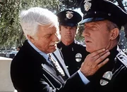 Dr. Mark Sloan (Dick Van Dyke, l.) untersucht Lieutenant Max Jupe (Jonathan Banks, r.), der sich krank f&uuml;hlt. Diagnose: Windpocken.