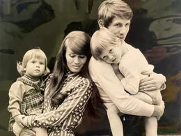 Udo J&uuml;rgens mit seiner ersten Ehefrau Panja sowie den Kindern John und Jenny.