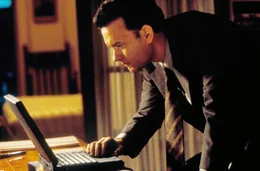 Verlagschef Joe (Tom Hanks) vertraut seiner elektronischen Partnerin, "Shopgirl", die intimsten Dinge an - au&szlig;er seinem Namen.
