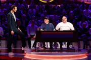 Moderator Kai Pflaume (l.) mit Rateteam-Kapit&auml;n Elton (r.) und dem Schauspieler und S&auml;nger Axel Prahl (M.).