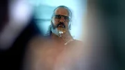 Als junger Fotograf portr&auml;tierte Sven Marquardt un&uuml;bertroffen die Ostberliner Prenzlauer-Berg-Boh&egrave;me in gotischem schwarz/wei&szlig;. Nach dem Mauerfall legt er ein paar Jahre die Kamera bei Seite und taucht ins Nachtleben ab. Sein Charisma und die Arbeit an der T&uuml;r des Berghain, das in der internationalen Clubszene Kult-Status erlangt, machen ihn weltber&uuml;hmt. - Sven Marquardt.