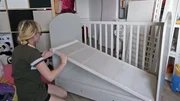 Der Aufbau des Kinderbettes entpuppt sich f&uuml;r Jasmin und Maik als enorme Herausforderung...