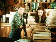 Verwundert sehen sich Ben Walton (Eric Scott, l.) und seine Schwester Elizabeth (Kami Cotler, r.) im v&auml;terlichen S&auml;gewerk um. Was ist geschehen?