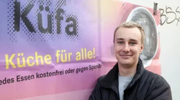 Eric (23) lebt offen schwul und engagiert sich vielf&auml;ltig in seiner Kleinstadt Wei&szlig;enfels in Sachsen-Anhalt, was nicht jedem gef&auml;llt. Neben der Suppenk&uuml;che organisiert er einen CSD und rechnet mit gro&szlig;er Bedrohung von Rechts.